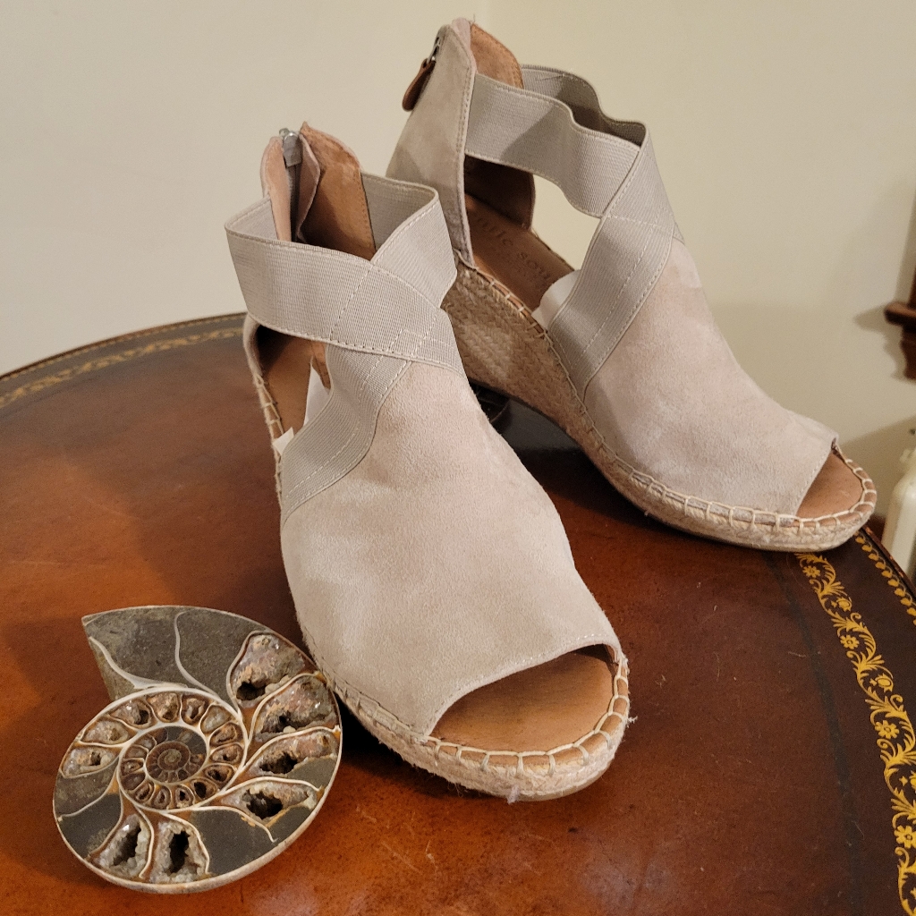Gentle Souls Suede Wedge Shoes Size 8.5